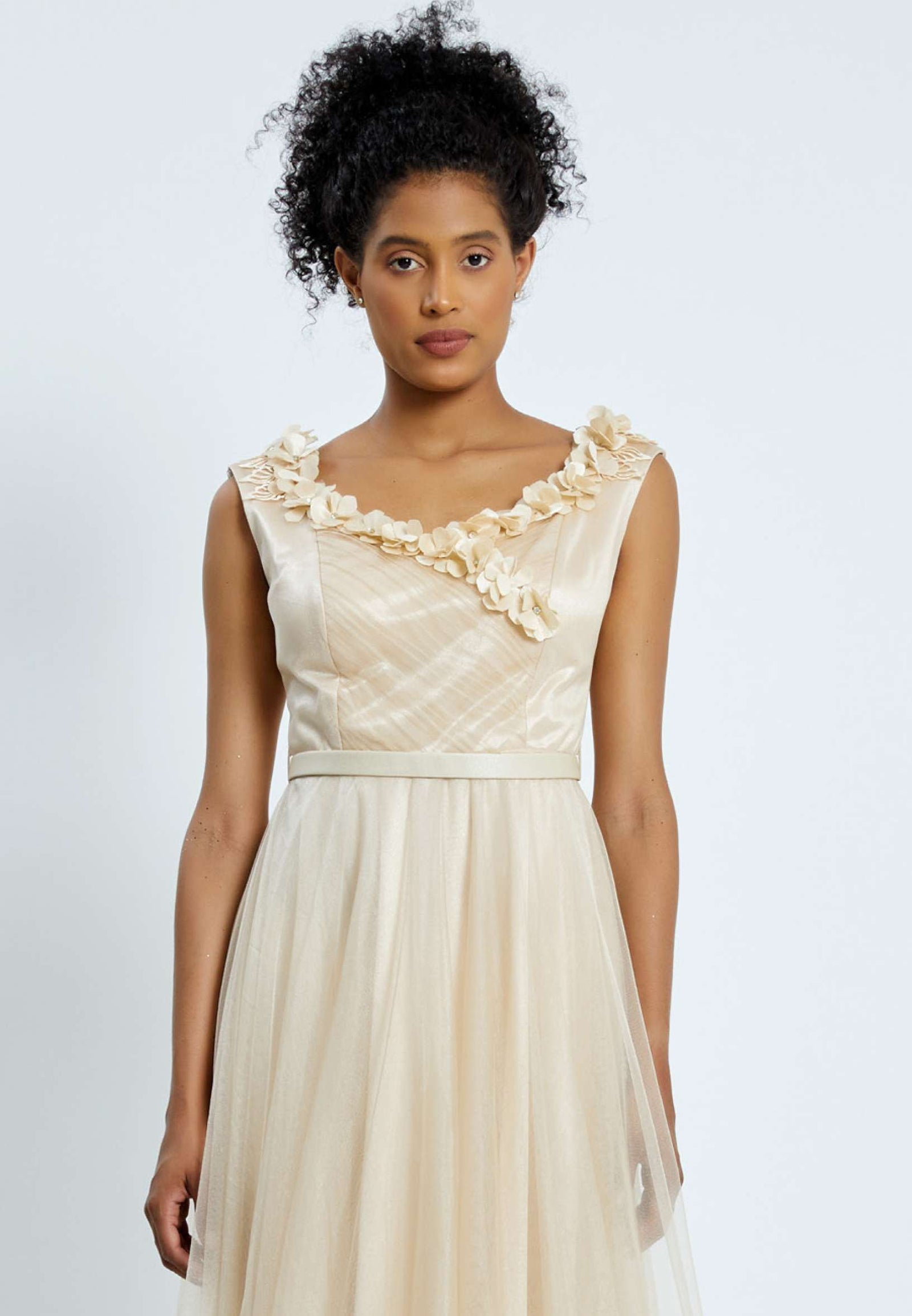 Cream Floral Neck Line Sleeveless Flowy Dress – Avanti Milano Formalwear